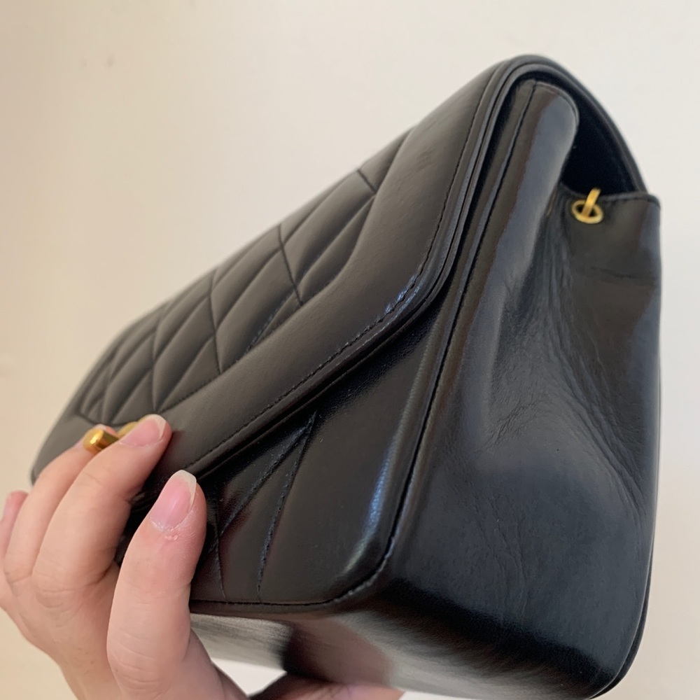 ❌RESERVED❌ Chanel Small black lambskin Diana - Picture 7 of 12